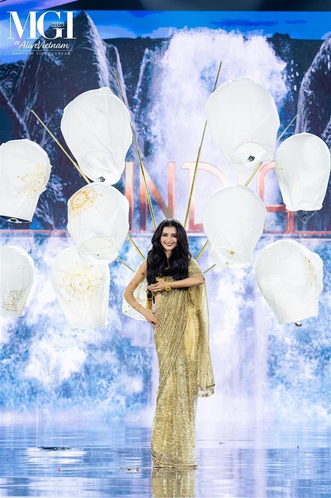 Lê Hoàng Phương diễn xuất thần với trang phục dân tộc nặng 20kg-10