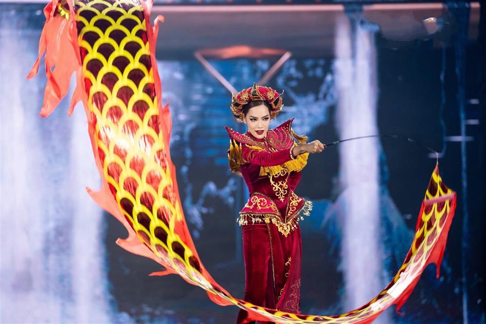 Lê Hoàng Phương diễn xuất thần với trang phục dân tộc nặng 20kg-3