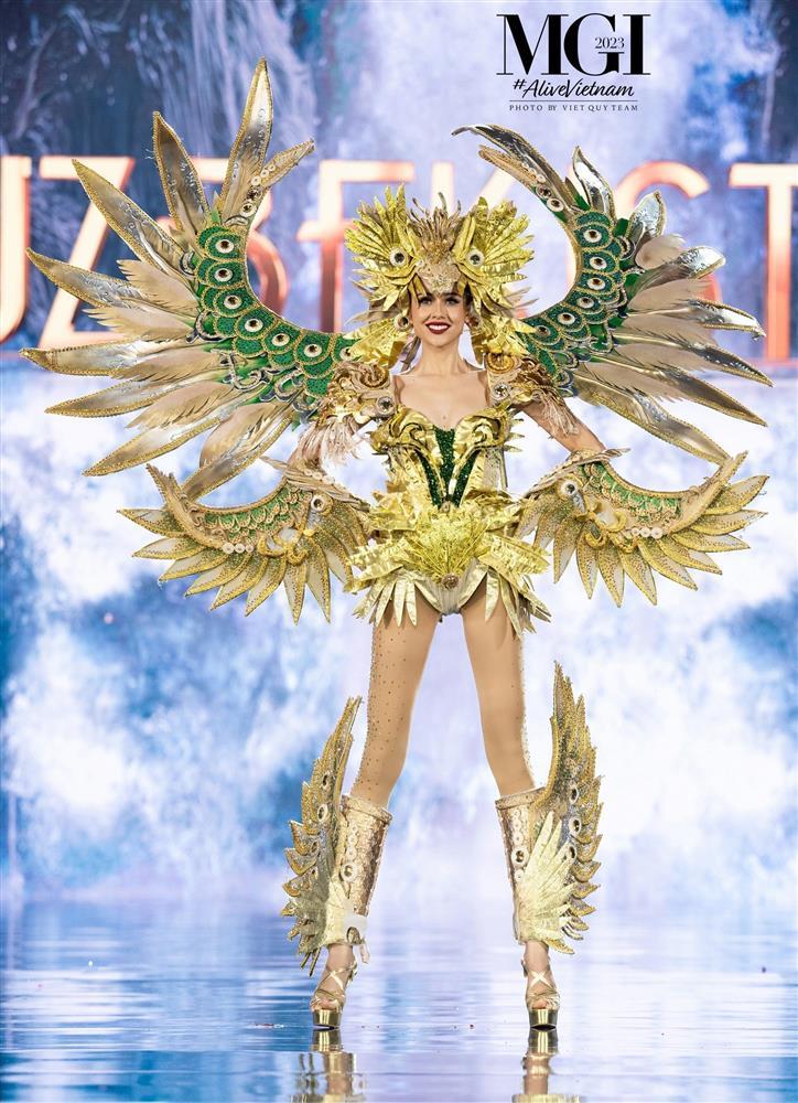 Lê Hoàng Phương diễn xuất thần với trang phục dân tộc nặng 20kg-5