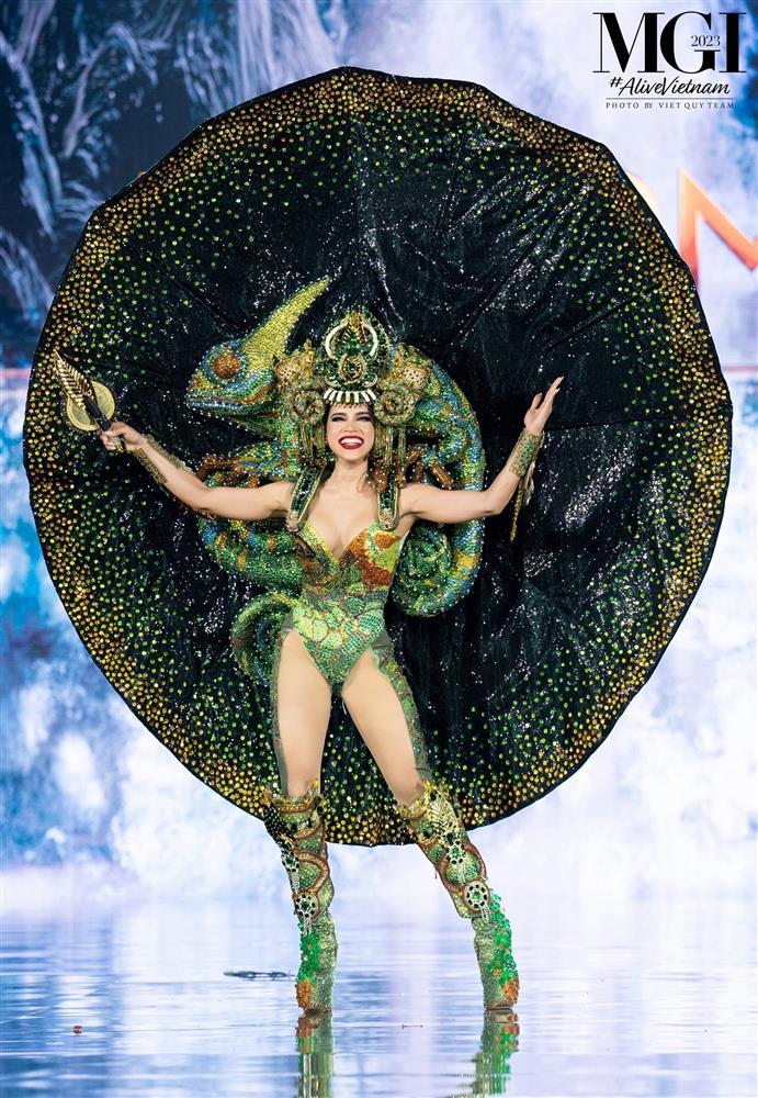 Lê Hoàng Phương diễn xuất thần với trang phục dân tộc nặng 20kg-6