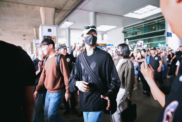 Bạn thân Lisa (BlackPink) tìm chỗ đi ăn bánh tráng trộn khi vừa đến Việt Nam-1