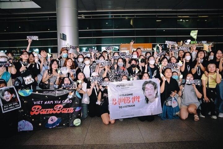 Bạn thân Lisa (BlackPink) tìm chỗ đi ăn bánh tráng trộn khi vừa đến Việt Nam-3