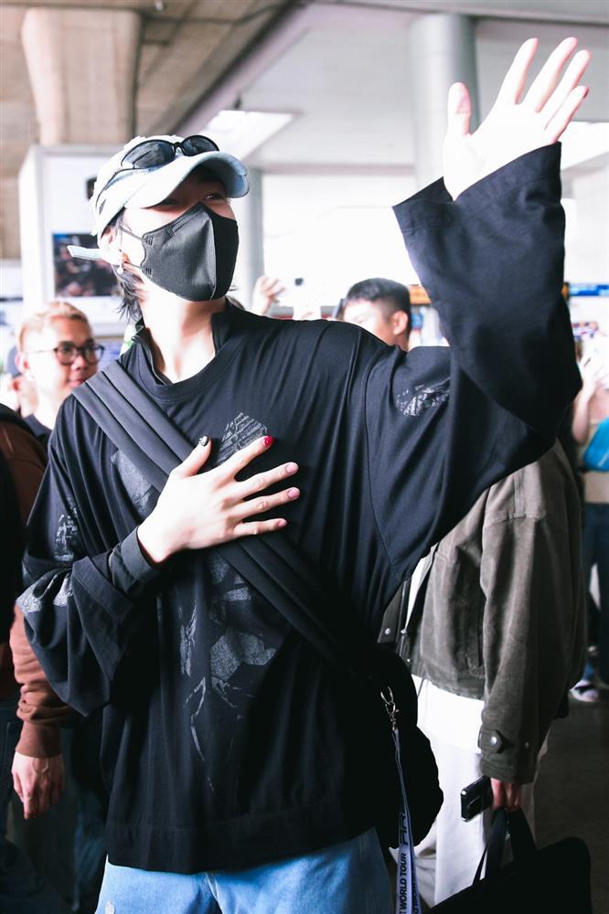 Bạn thân Lisa (BlackPink) tìm chỗ đi ăn bánh tráng trộn khi vừa đến Việt Nam-2