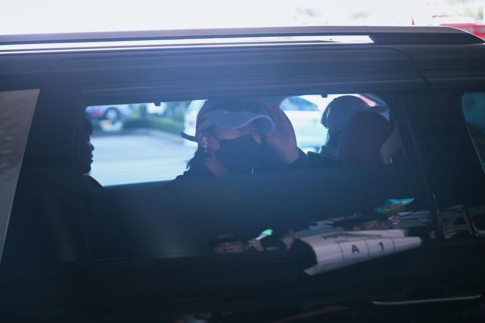 Bạn thân Lisa (BlackPink) tìm chỗ đi ăn bánh tráng trộn khi vừa đến Việt Nam-8