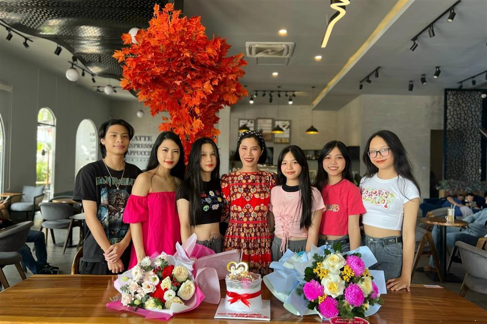 Cuộc sống của bà mẹ ở Hà Nội có 2 tử cung sinh 7 con-5