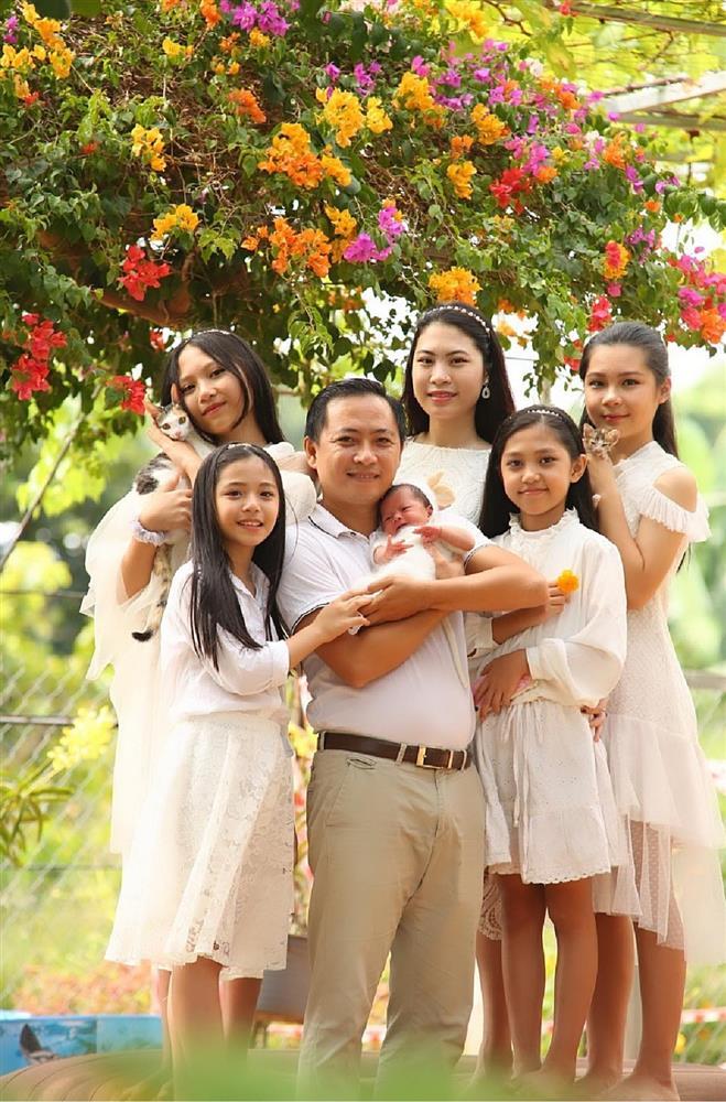 Cuộc sống của bà mẹ ở Hà Nội có 2 tử cung sinh 7 con-8