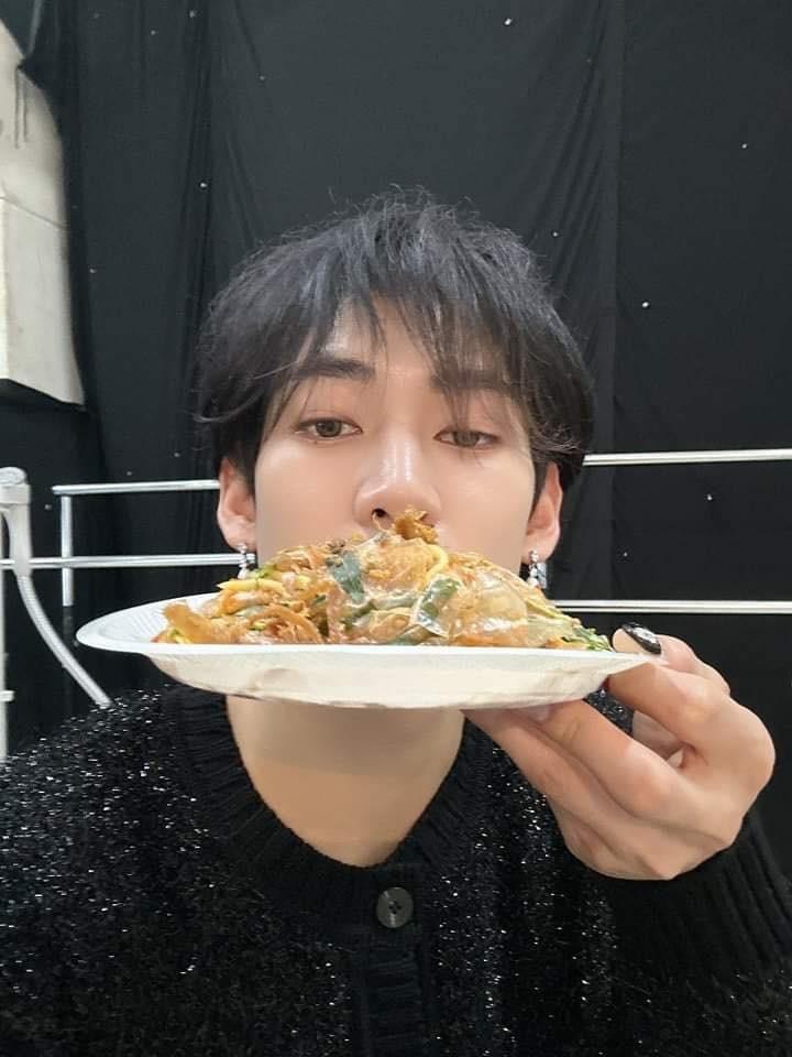 Sao Hàn tìm mua bánh tráng trộn, ăn phở lúc 4h sáng khi tới Việt Nam-1