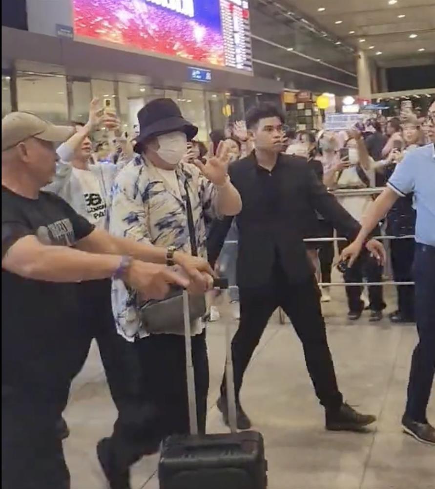 Sao Hàn tìm mua bánh tráng trộn, ăn phở lúc 4h sáng khi tới Việt Nam-12