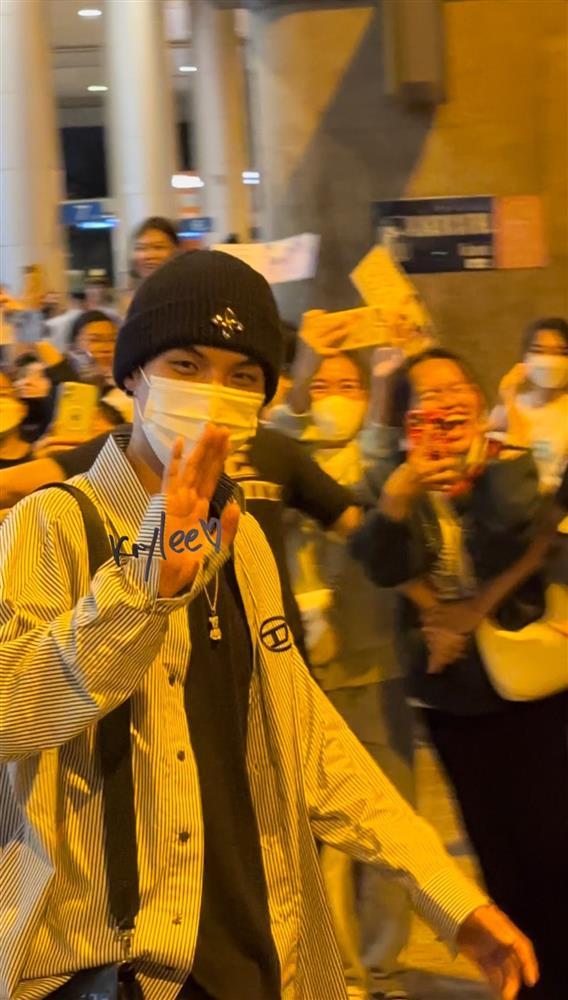 Sao Hàn tìm mua bánh tráng trộn, ăn phở lúc 4h sáng khi tới Việt Nam-14