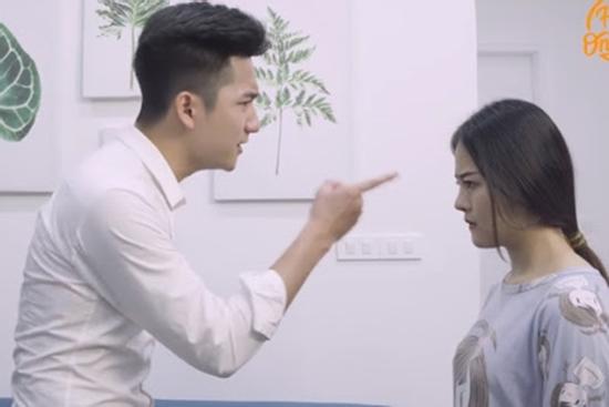 Lái xe ôtô của chồng đưa con về quê ngoại chơi, vợ gục ngã khi thấy một thứ trên xe