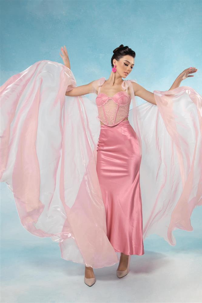 Vợ Tây của Bùi Tiến Dũng khoe nhan sắc ngọt ngào, hào hứng đón ngày Phụ nữ Việt Nam-4