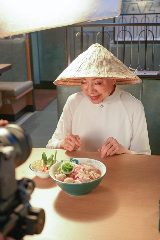 Nữ diễn viên Thần Điêu Đại Hiệp đội nón lá ăn phở-1