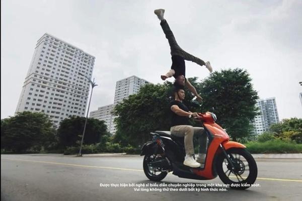 Luật sư phân tích clip nghệ sĩ không đội nón bảo hiểm chồng đầu đi xe máy-3