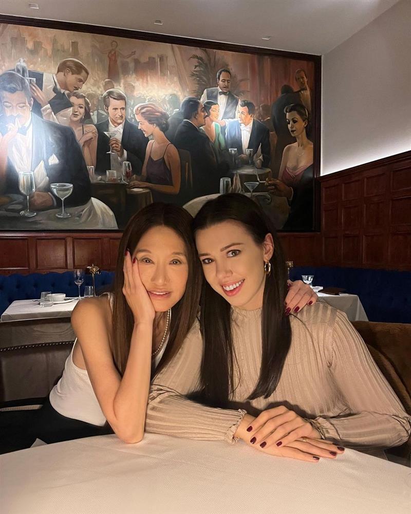 Sốc với khuôn mặt biến dạng và thân hình gầy gò của ‘nữ hoàng váy cưới’ Vera Wang-6