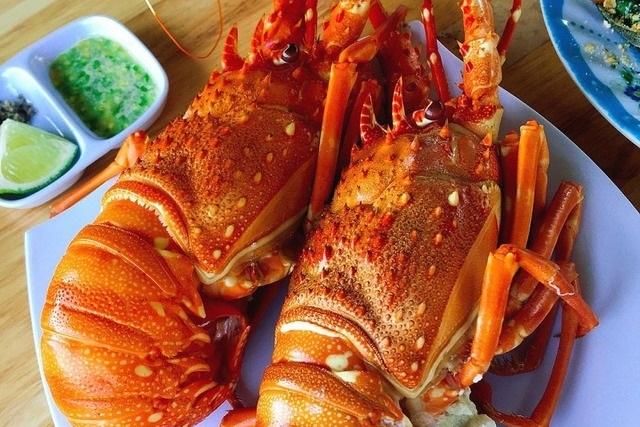 Phản ứng của khách Tây khi ăn thử món tiết canh tôm hùm ở Việt Nam-4