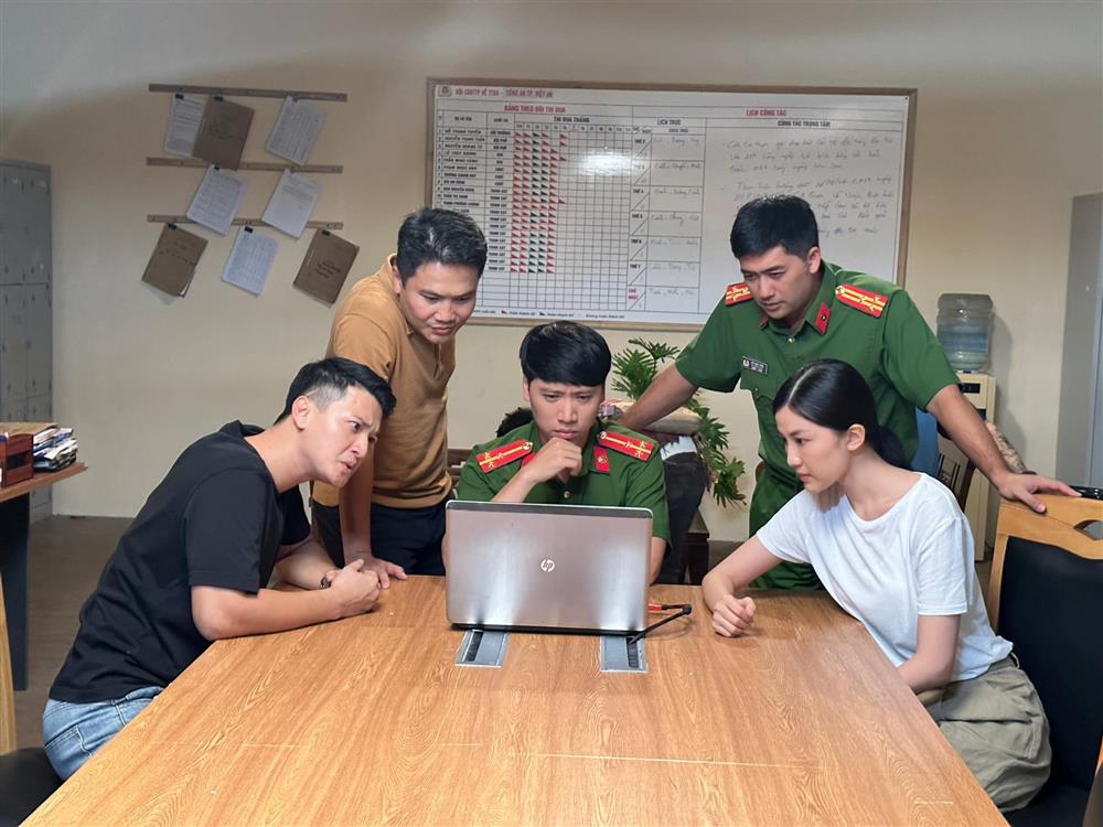 Dàn diễn viên đóng công an chia tay phim Biệt Dược Đen-10