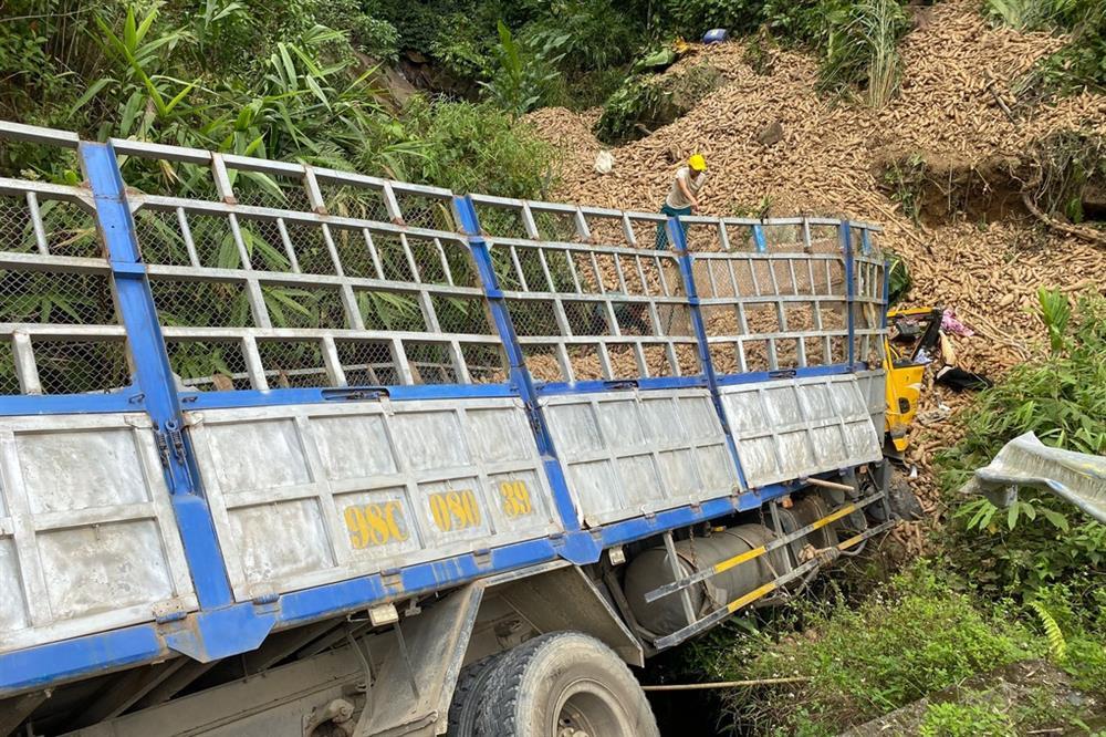 Xe chở sắn lao xuống vực, 3 người thương vong-1