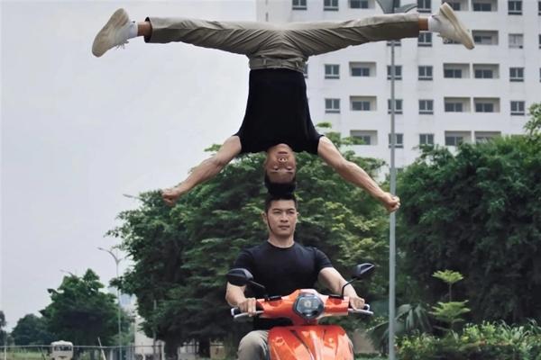 Luật sư phân tích clip nghệ sĩ không đội nón bảo hiểm chồng đầu đi xe máy-1