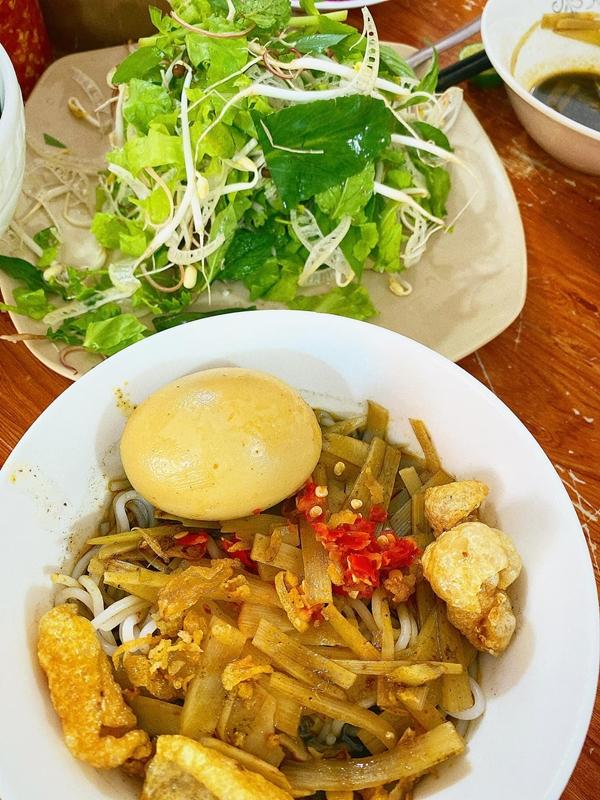 Phản ứng bất ngờ của khách Tây khi thưởng thức đặc sản bún cua thối ở Gia Lai-3