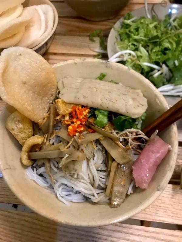 Phản ứng bất ngờ của khách Tây khi thưởng thức đặc sản bún cua thối ở Gia Lai-4