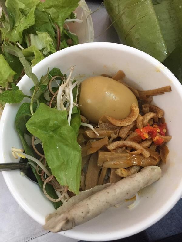 Phản ứng bất ngờ của khách Tây khi thưởng thức đặc sản bún cua thối ở Gia Lai-5