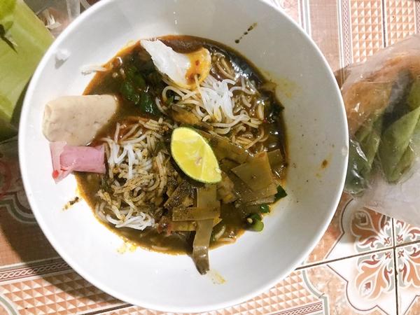 Phản ứng bất ngờ của khách Tây khi thưởng thức đặc sản bún cua thối ở Gia Lai-6