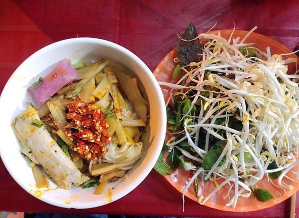 Phản ứng bất ngờ của khách Tây khi thưởng thức đặc sản bún cua thối ở Gia Lai-7