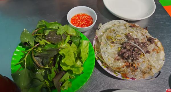 Phản ứng bất ngờ của khách Tây khi thưởng thức đặc sản bún cua thối ở Gia Lai-10