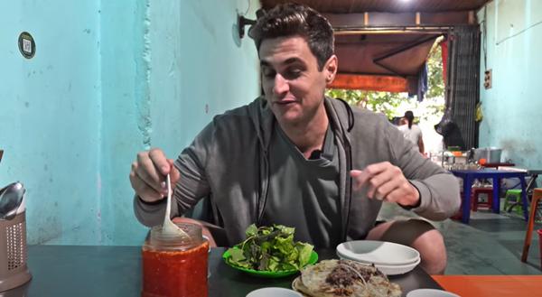 Phản ứng bất ngờ của khách Tây khi thưởng thức đặc sản bún cua thối ở Gia Lai-11