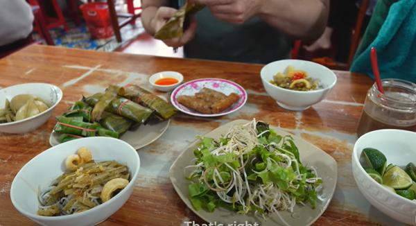 Phản ứng bất ngờ của khách Tây khi thưởng thức đặc sản bún cua thối ở Gia Lai-9