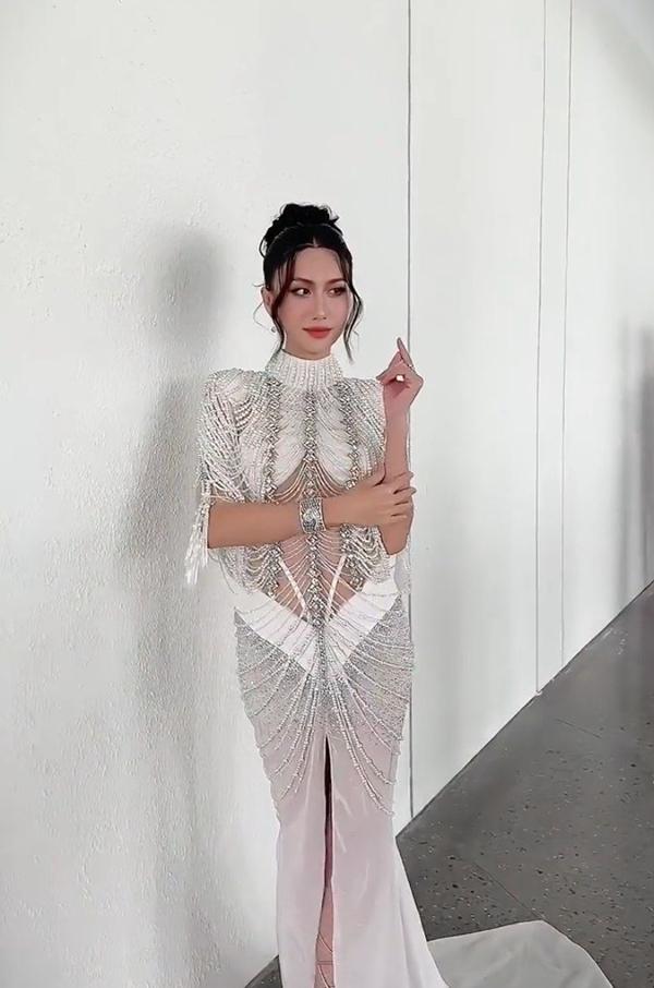 Chị đẹp Bắc Giang khiến fan phải dụi mắt khi mặc váy gây ảo giác lên thảm đỏ-1