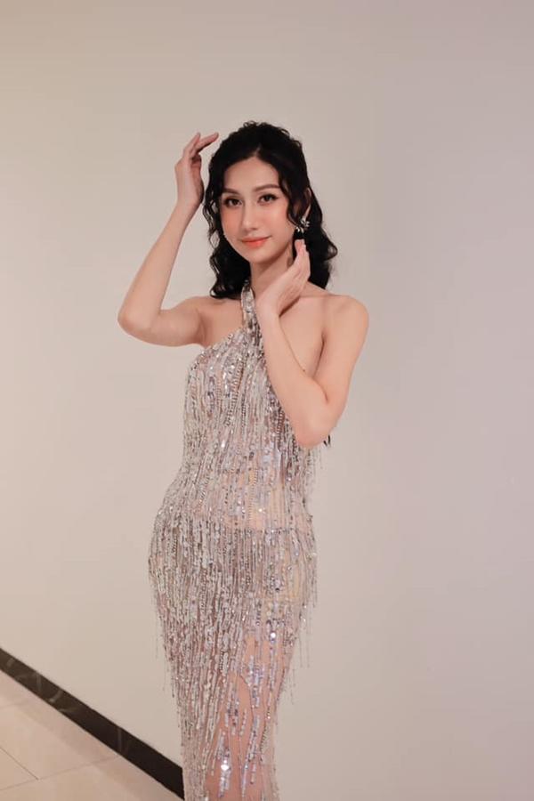 Chị đẹp Bắc Giang khiến fan phải dụi mắt khi mặc váy gây ảo giác lên thảm đỏ-5