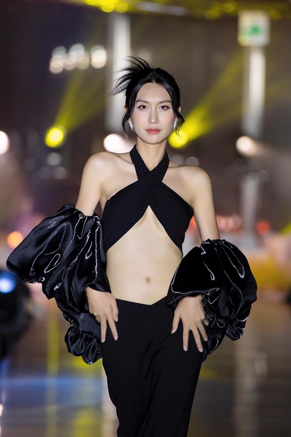 Chị đẹp Bắc Giang khiến fan phải dụi mắt khi mặc váy gây ảo giác lên thảm đỏ-6