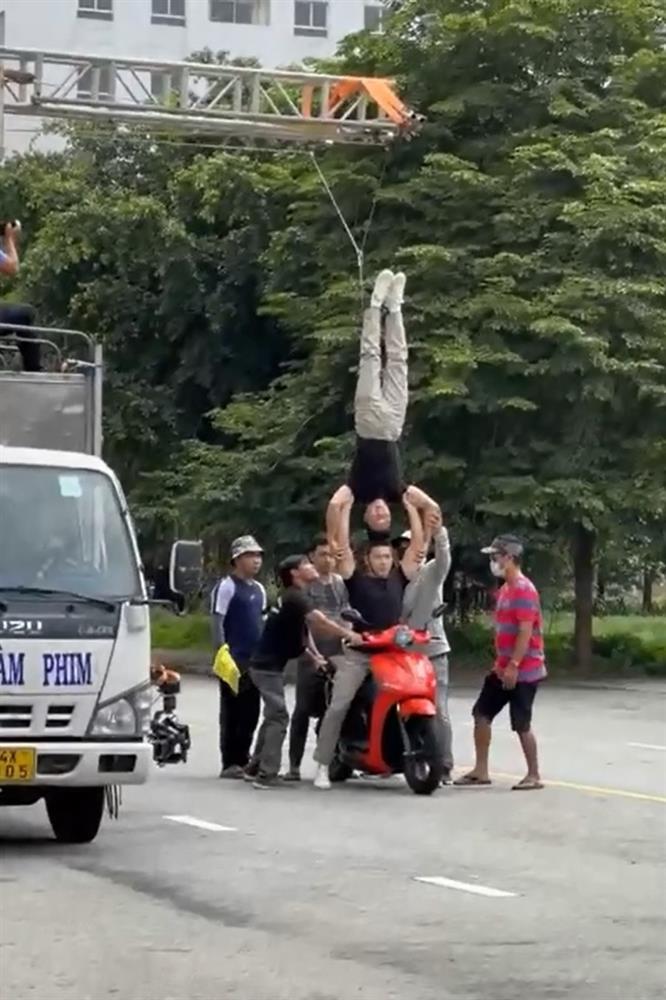 Sự thật clip nghệ sĩ Quốc Cơ, Quốc Nghiệp vừa chạy xe vừa xiếc chồng đầu-1