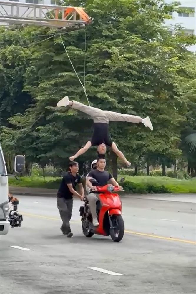 Sự thật clip nghệ sĩ Quốc Cơ, Quốc Nghiệp vừa chạy xe vừa xiếc chồng đầu-2