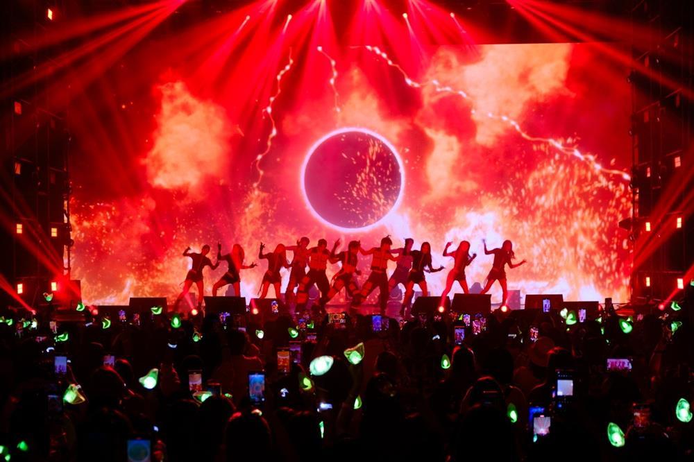 BamBam (GOT7) khoe cơ bụng, hát Thích em hơi nhiều khiến fan đổ rạp-3