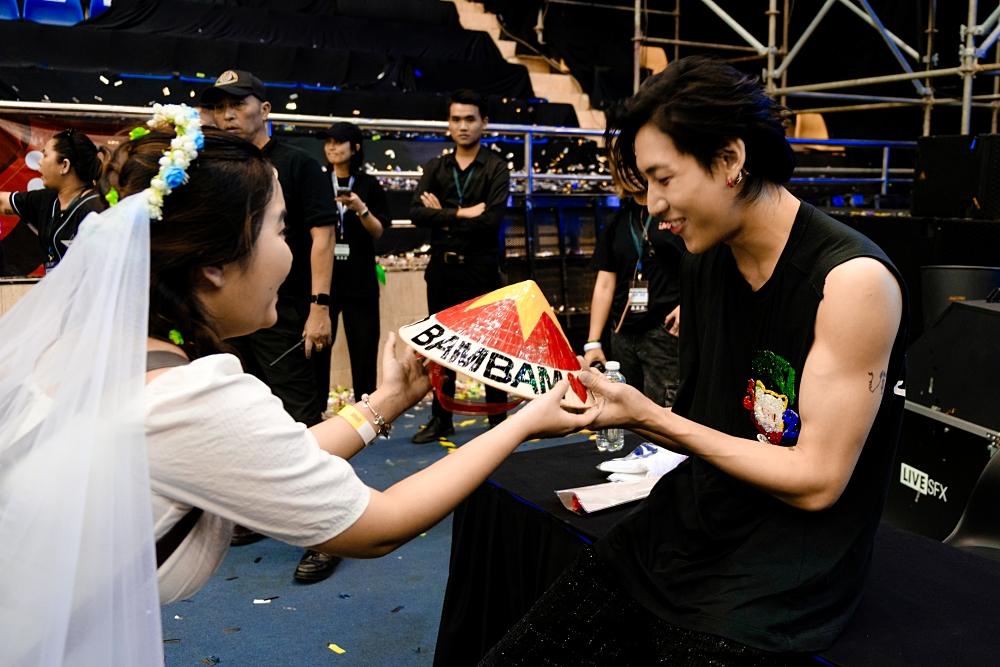 BamBam (GOT7) khoe cơ bụng, hát Thích em hơi nhiều khiến fan đổ rạp-6