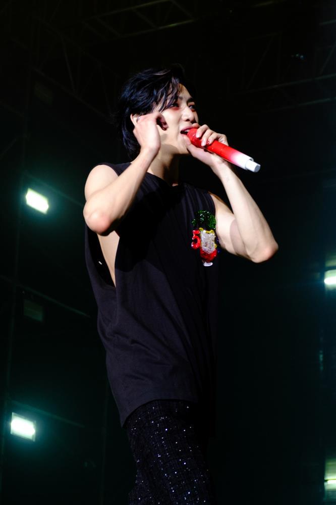 BamBam (GOT7) khoe cơ bụng, hát Thích em hơi nhiều khiến fan đổ rạp-2