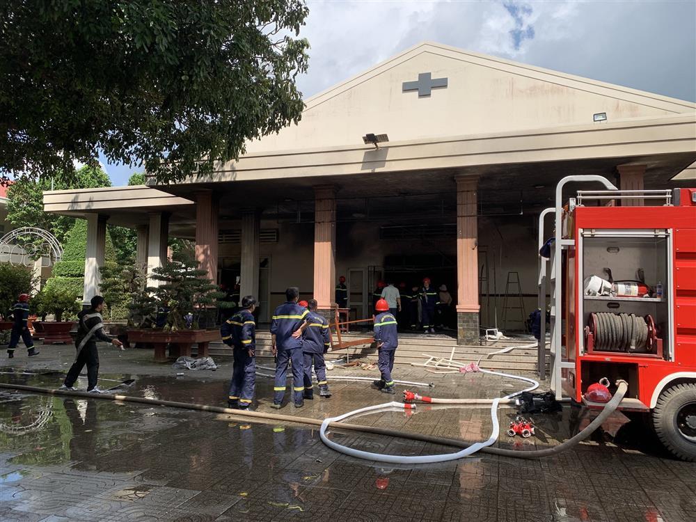 Cháy lớn tại hội trường tiệc cưới, cô dâu chú rể cùng 500 khách chạy thoát thân-2
