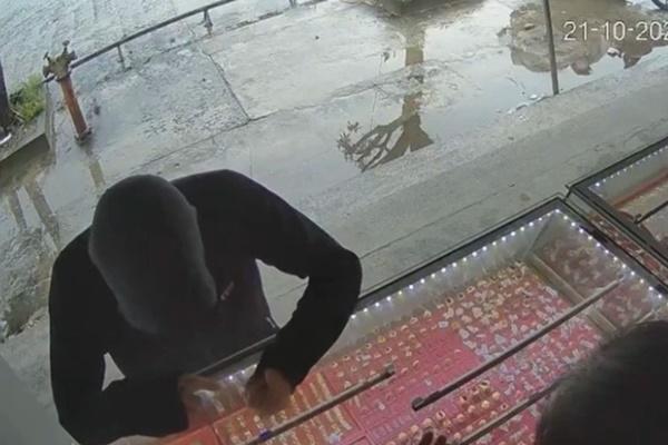 Tạm giữ hình sự nghi phạm cướp tiệm vàng, trốn về nhà vợ ở Đồng Tháp-2