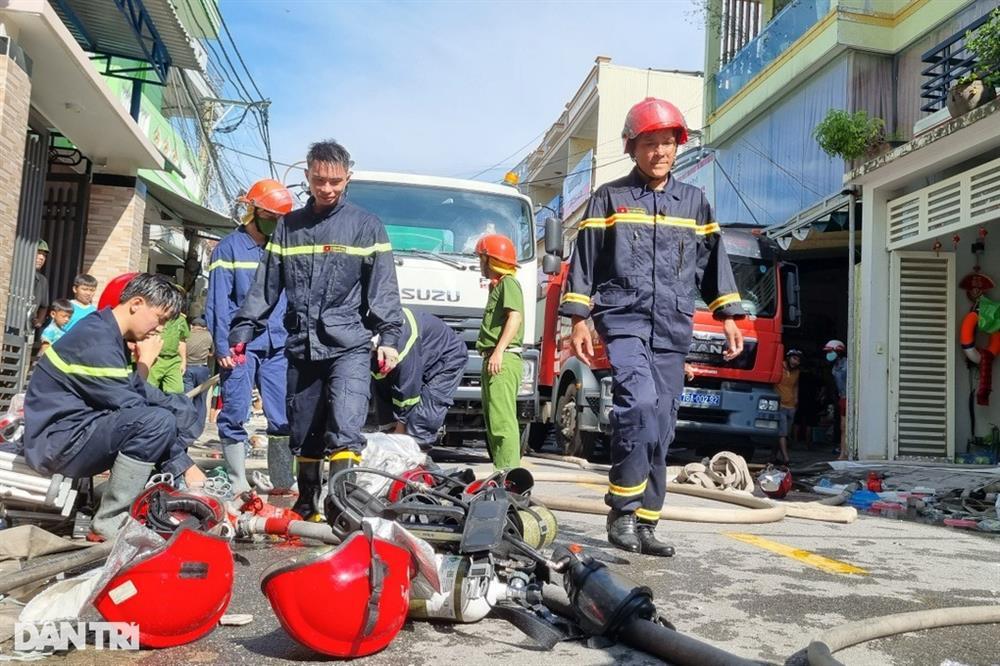 Lửa bốc ngùn ngụt, thiêu rụi nhà 3 tầng-3