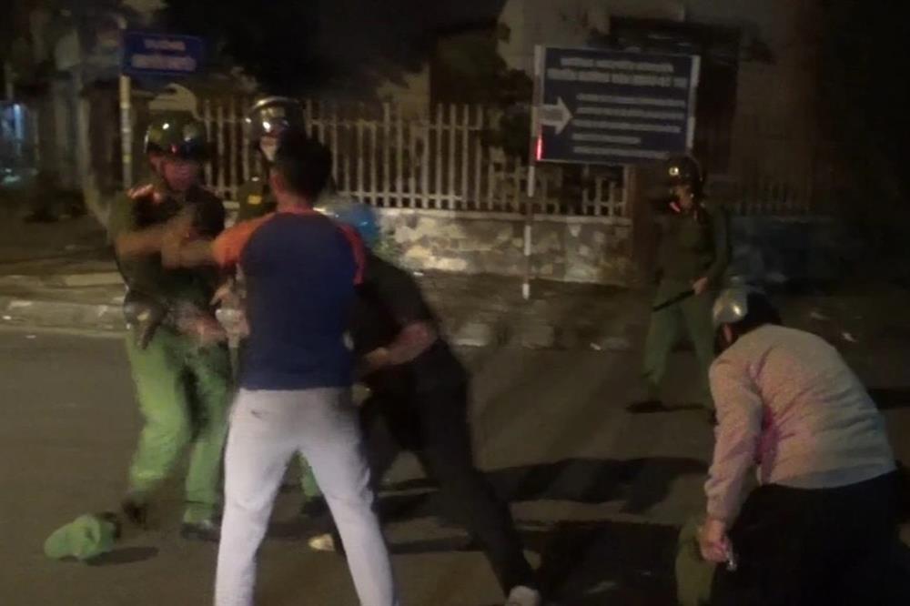 3 người lao vào đánh cảnh sát khi bị lập biên bản vi phạm giao thông-2