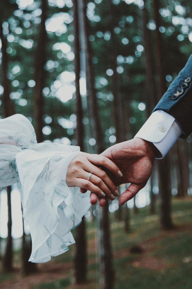 Những vị khách đầu tiên đến đám cưới Thanh Hằng: Hồ Ngọc Hà - Kim Lý tình tứ, Lương Mạnh Hải lẻ bóng-9