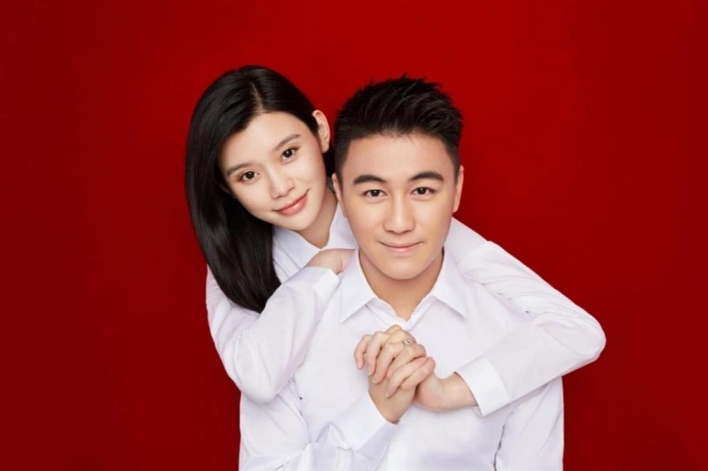 Cao hơn chồng 13cm, người mẫu nội y bị chế giễu như mẹ đứng cạnh con-1