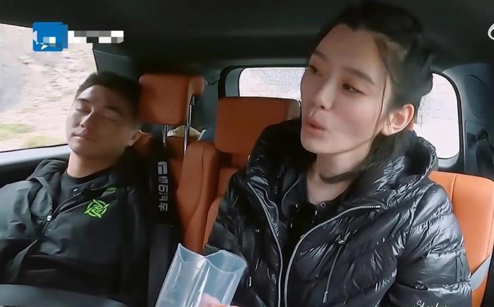 Cao hơn chồng 13cm, người mẫu nội y bị chế giễu như mẹ đứng cạnh con-2