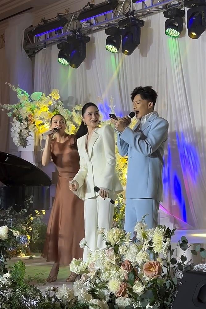Clip: Tam ca Hồ Ngọc Hà - Hương Giang - Dược Sĩ Tiến gây chấn động tại lễ cưới Thanh Hằng-2