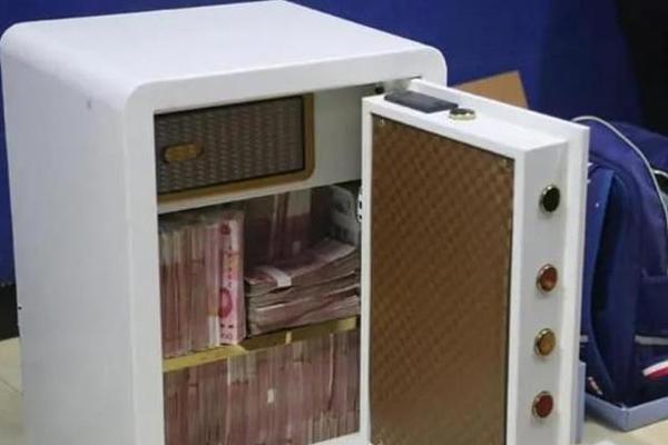 Chở con gái đi chơi, khi qua cầu người mẹ ném con xuống sông-2