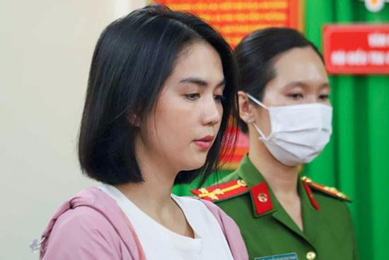 Người mẫu Ngọc Trinh bị bắt và cảnh báo về sự lệch chuẩn