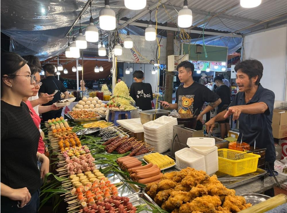 Khách ngán ngẩm vì lễ hội ẩm thực Việt bán toàn… đồ ăn sẵn, cá viên chiên-1
