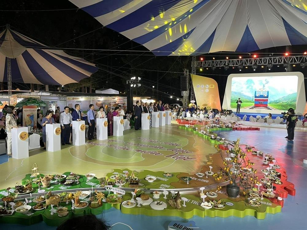 Khách ngán ngẩm vì lễ hội ẩm thực Việt bán toàn… đồ ăn sẵn, cá viên chiên-2